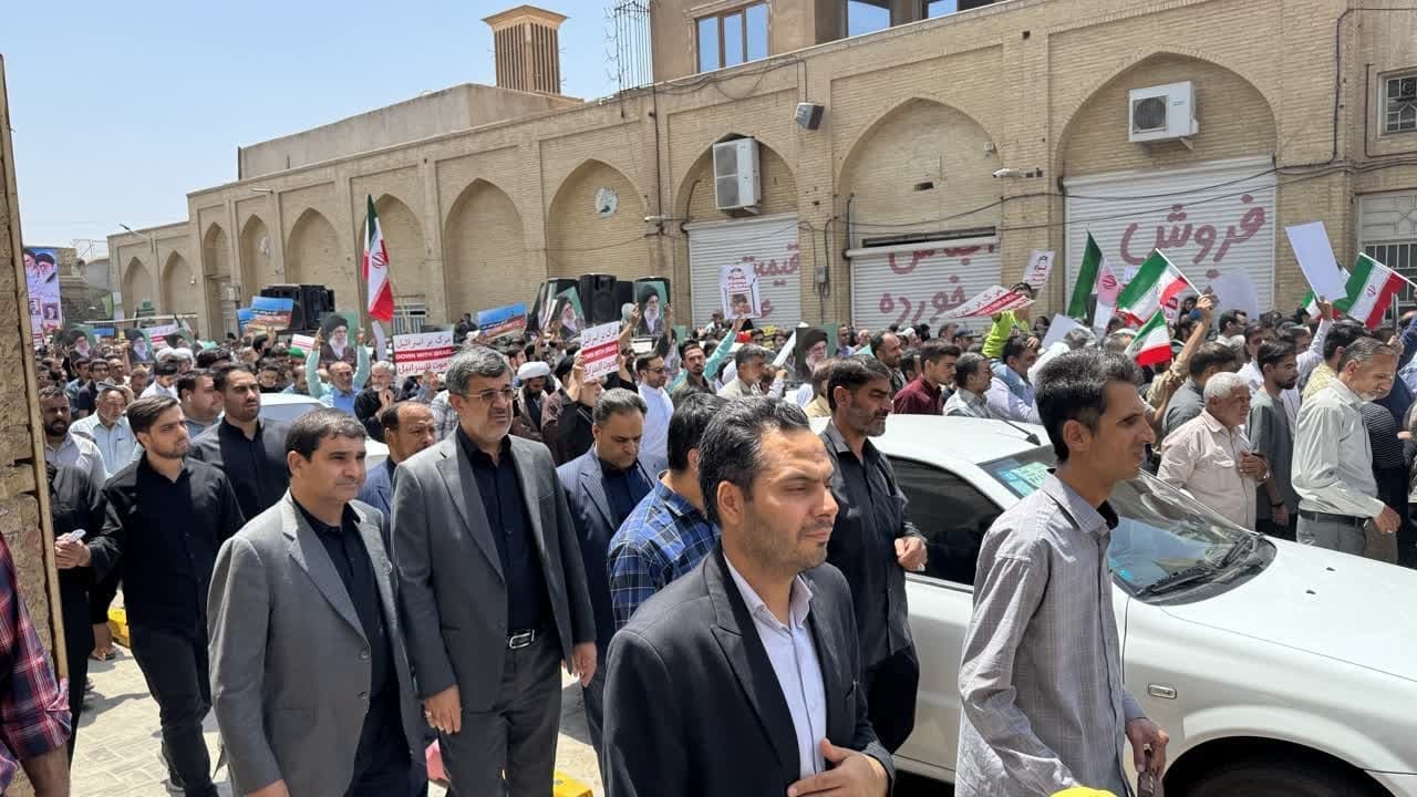 حضور استاندار یزد و جمع کثیری از مردم و مسوولین در راهپیمایی جمعه خشم