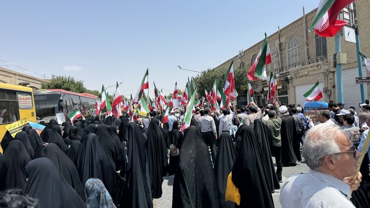 حضور استاندار یزد و جمع کثیری از مردم و مسوولین در راهپیمایی جمعه خشم
