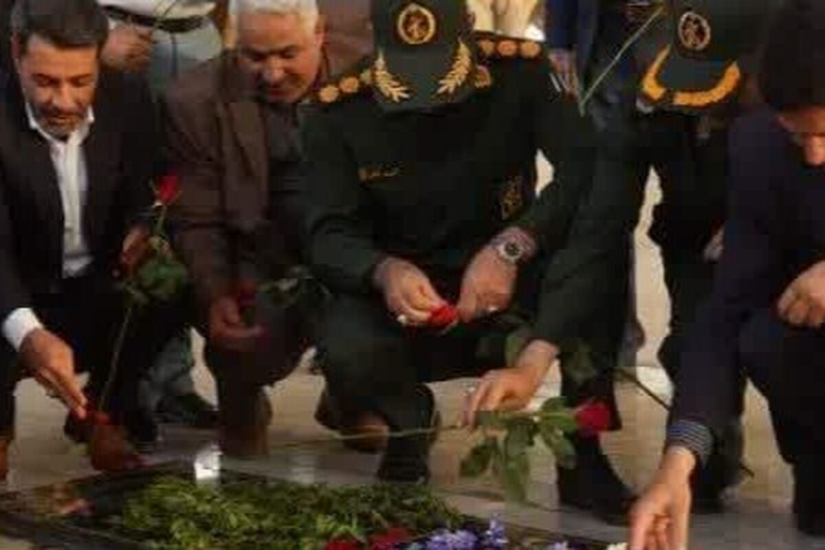عطر افشانی گلزار شهدا به مناسبت سوم خرداد، سالروز آزاد سازی خرمشهر