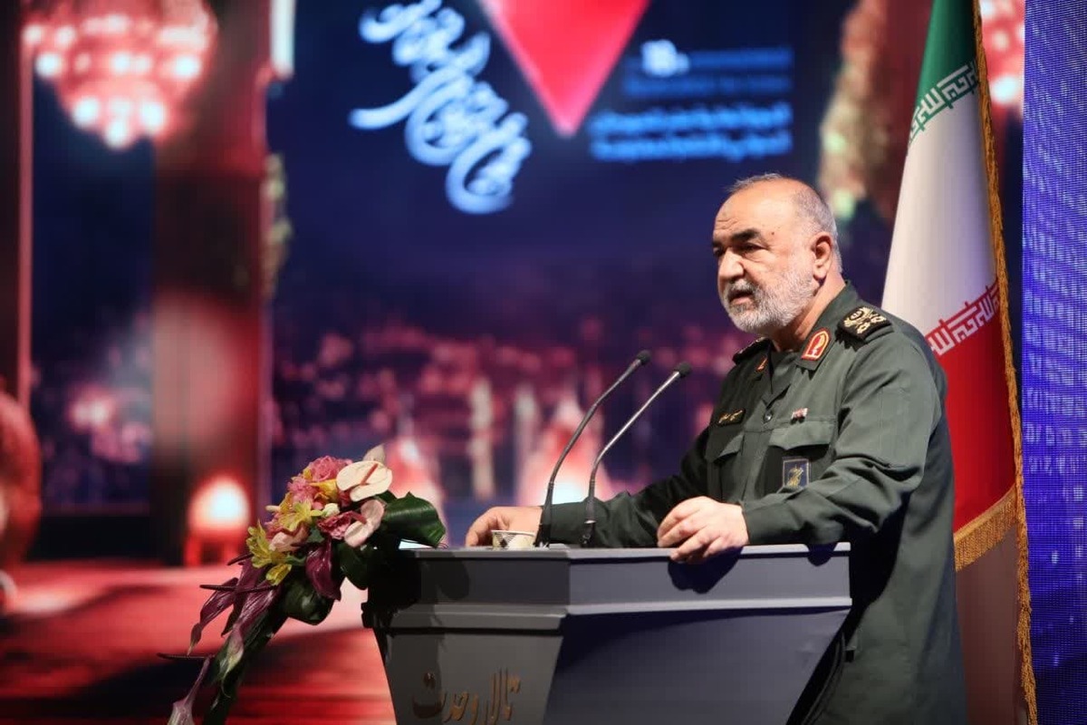 هنر مقاومت از دفن شدن ملتها در زیر آوار تهاجم فرهنگی دشمنان جلوگیری می کند