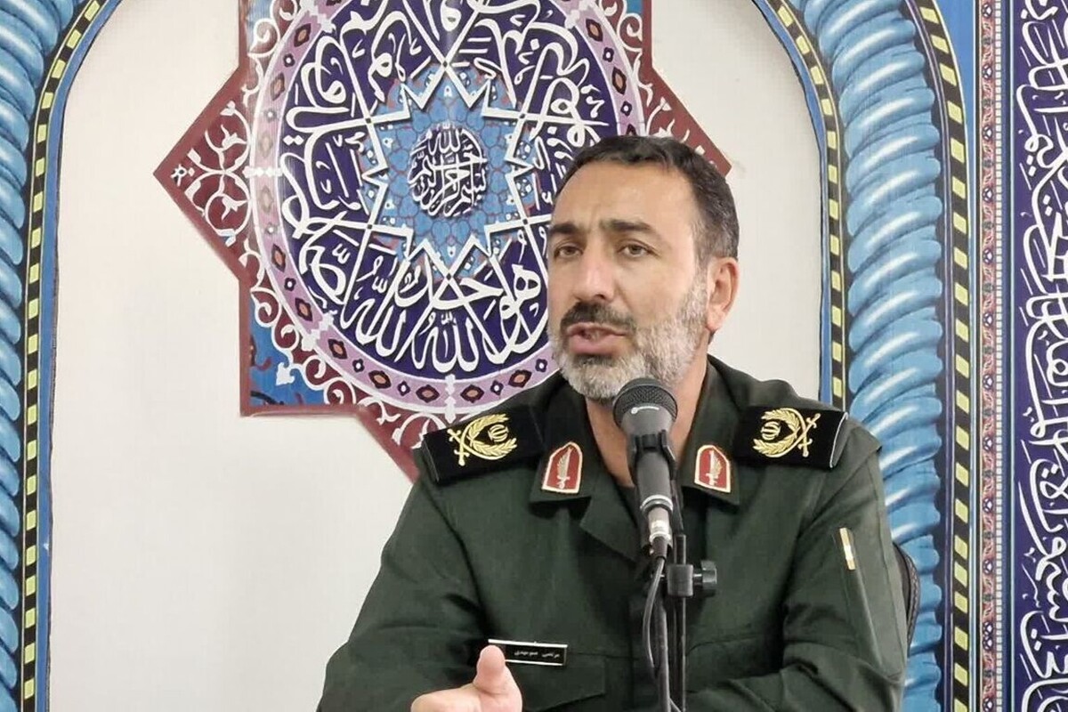 دشمن با تهدید و تطمیع به دنبال انحراف انقلاب اسلامی