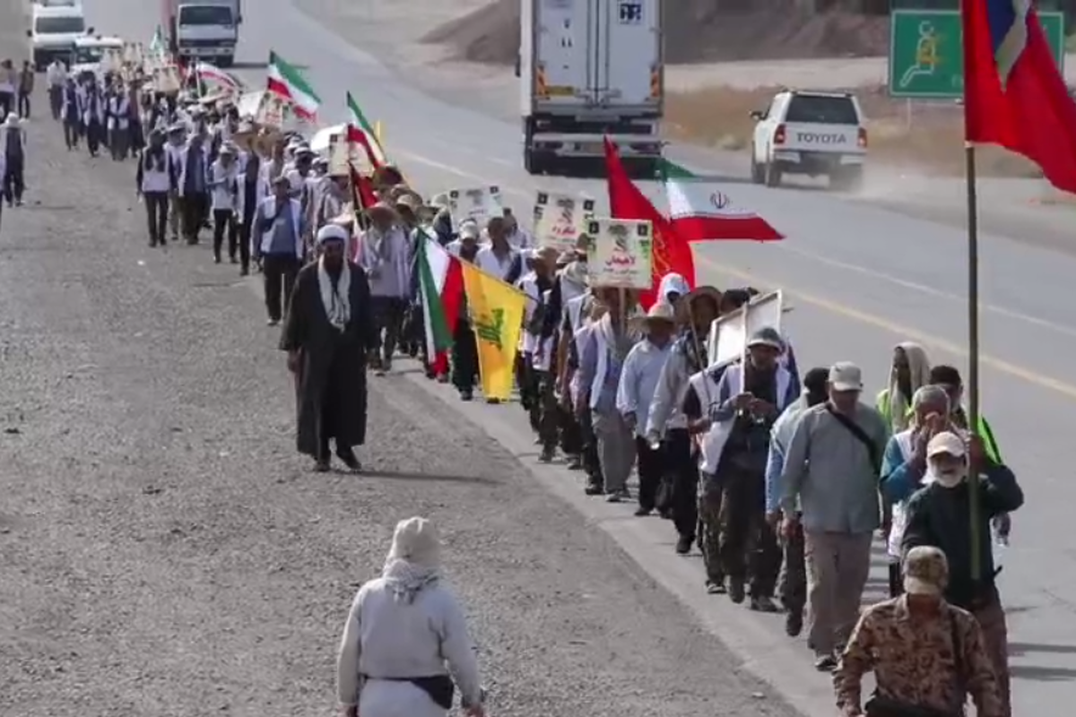 حرکت کاروان پیاده زائران گیلانی به سوی مرقد مطهر امام خمینی (ره)