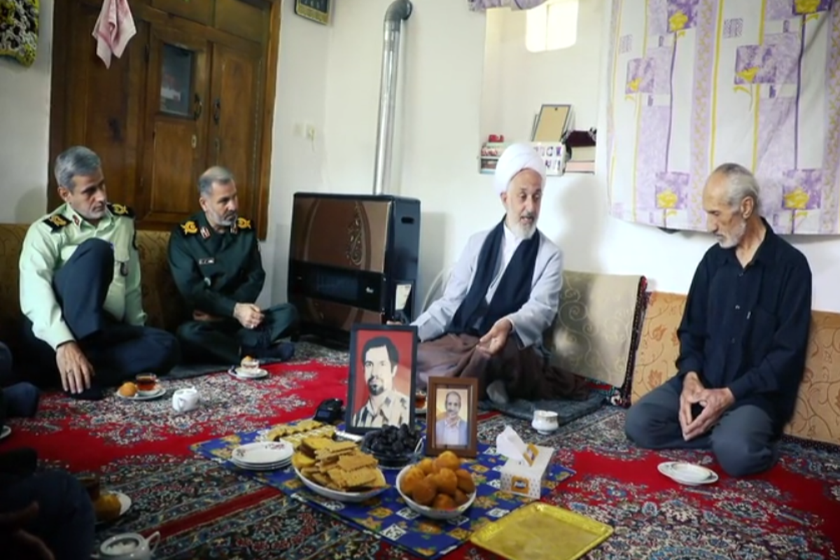 دیدار مسئولان با خانواده شهید باکویی در شهرستان ساری
