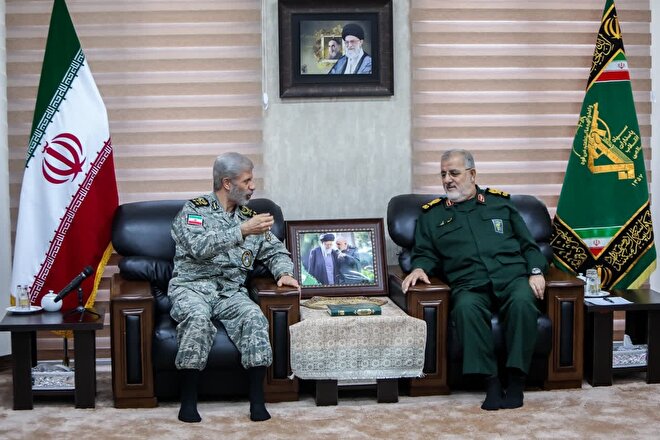 دیدار و جلسه صمیمی فرماندهان کل ارتش و سپاه
