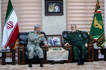 دیدار و جلسه صمیمی فرماندهان کل ارتش و سپاه