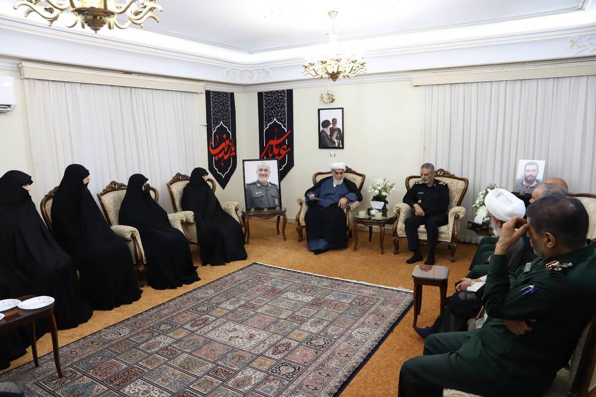 حضور رئیس دفتر رهبر معظم انقلاب به همراه رئیس ستاد کل نیروهای مسلح در منزل سپهبد شهید سلامی