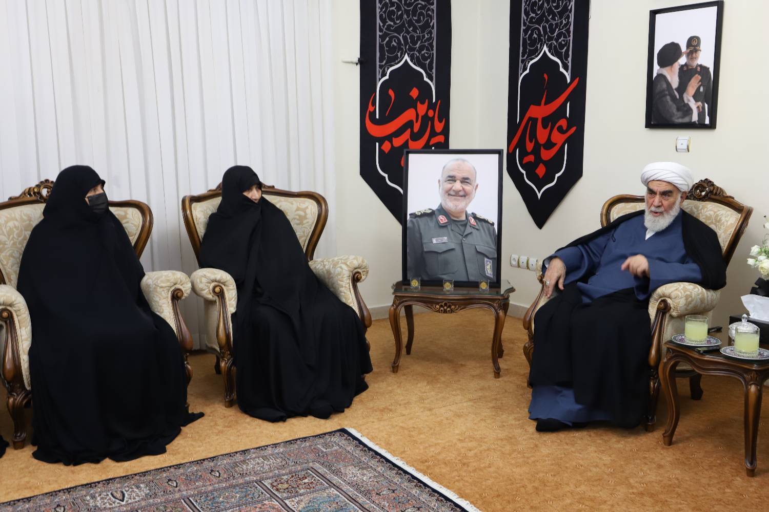 حضور رئیس دفتر رهبر معظم انقلاب به همراه رئیس ستاد کل نیروهای مسلح در منزل سپهبد شهید سلامی
