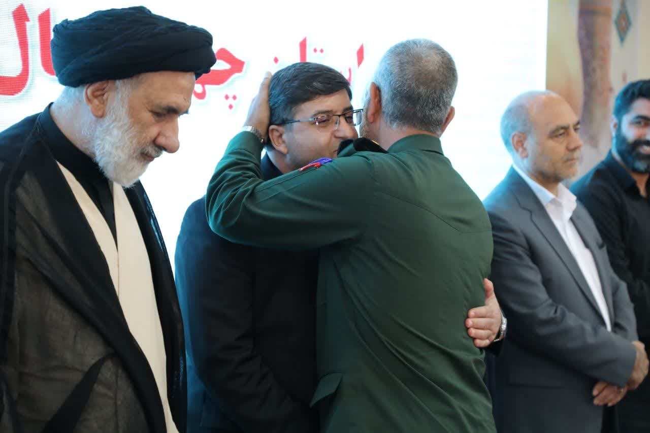 تکریم و معارفه فرمانده جدید سپاه قمربنی هاشم علیه السلام استان چهارمحال و بختیاری با حضور سردار فدوی تکریم و معارفه فرمانده جدید سپاه قمربنی هاشم علیه السلام استان چهارمحال و بختیاری با حضور سردار فدوی
