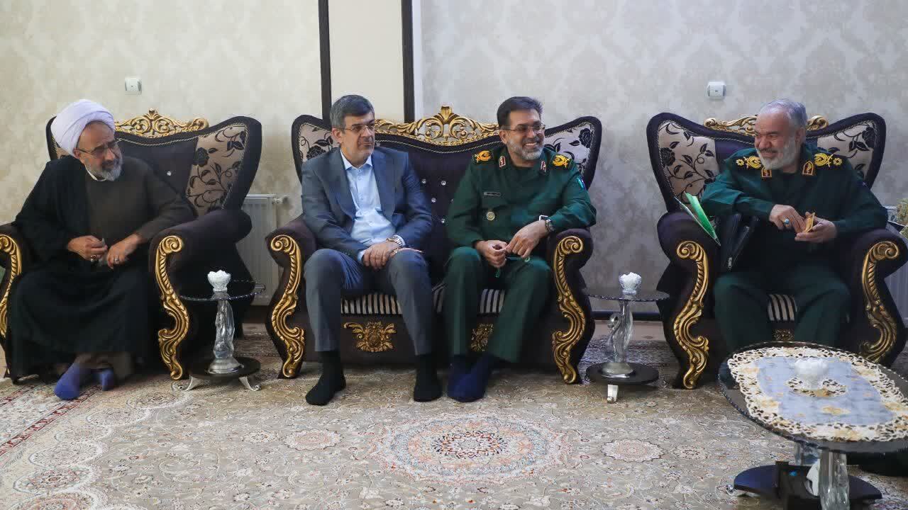 دیدار سردار فدوی با خانواده شهید مدافع وطن پاسدار شهید حمیدرضا بافتی زاده دیدار سردار فدوی با خانواده شهید مدافع وطن پاسدار شهید حمیدرضا بافتی زاده