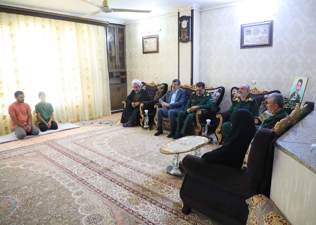 دیدار سردار فدوی با خانواده شهید مدافع وطن پاسدار شهید حمیدرضا بافتی زاده دیدار سردار فدوی با خانواده شهید مدافع وطن پاسدار شهید حمیدرضا بافتی زاده