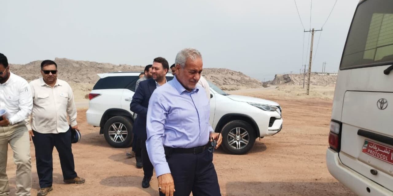 بازدید میدانی فرمانده قرارگاه از پتروپالایشگاه مهر خلیج فارس در هرمزگان بازدید میدانی فرمانده قرارگاه از پتروپالایشگاه مهر خلیج فارس در هرمزگان