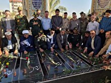 غبارروبی و عطر افشانی گلزار ۱۲۰ شهید شهرستان کازرون