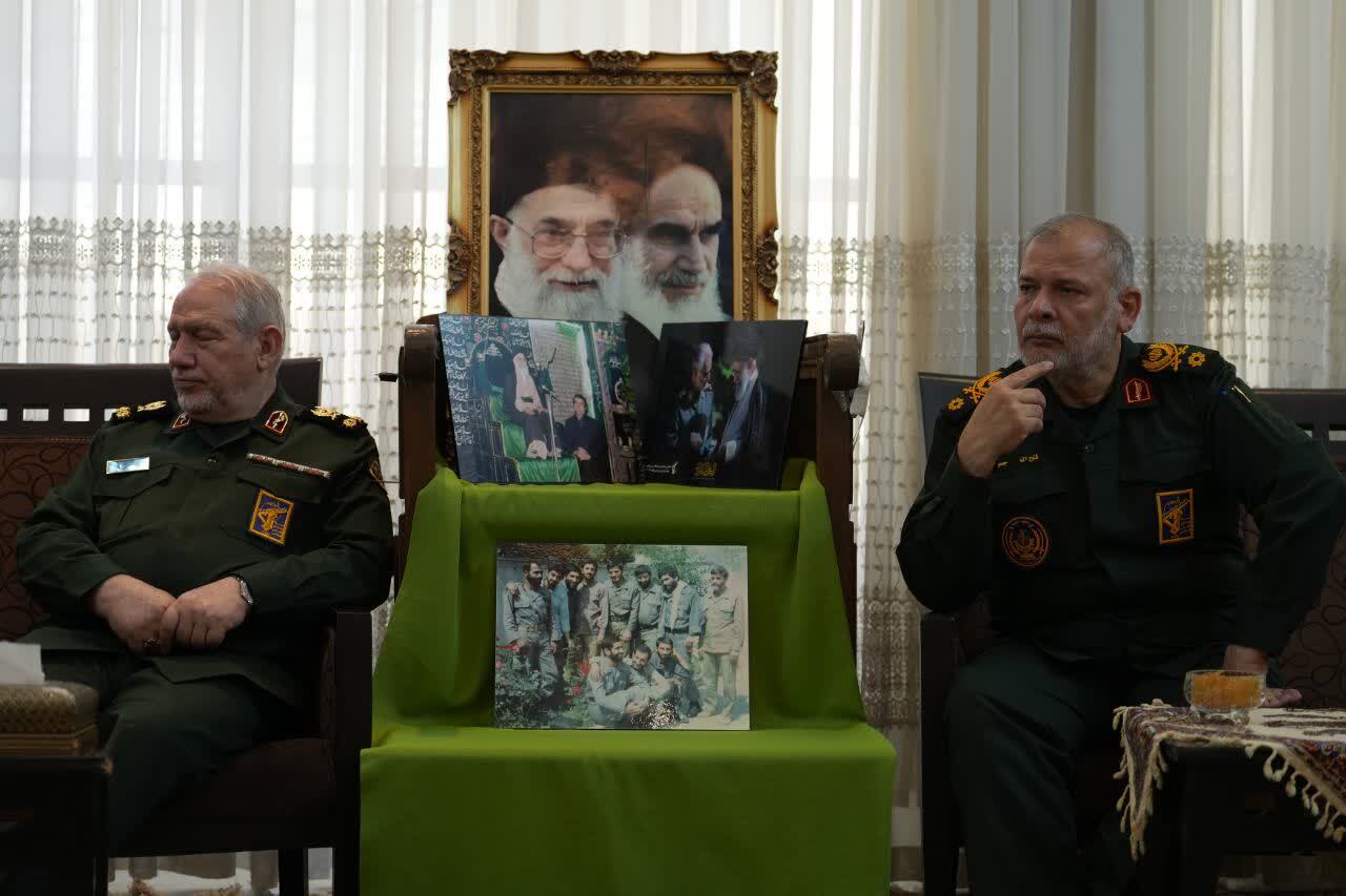 سرلشکر رحیم‌صفوی با مادر شهیدان زین‌الدین دیدار کرد