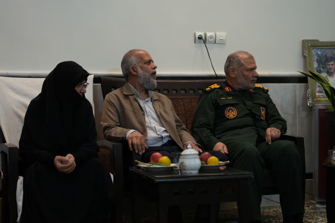 سرلشکر رحیم‌صفوی با مادر شهیدان زین‌الدین دیدار کرد