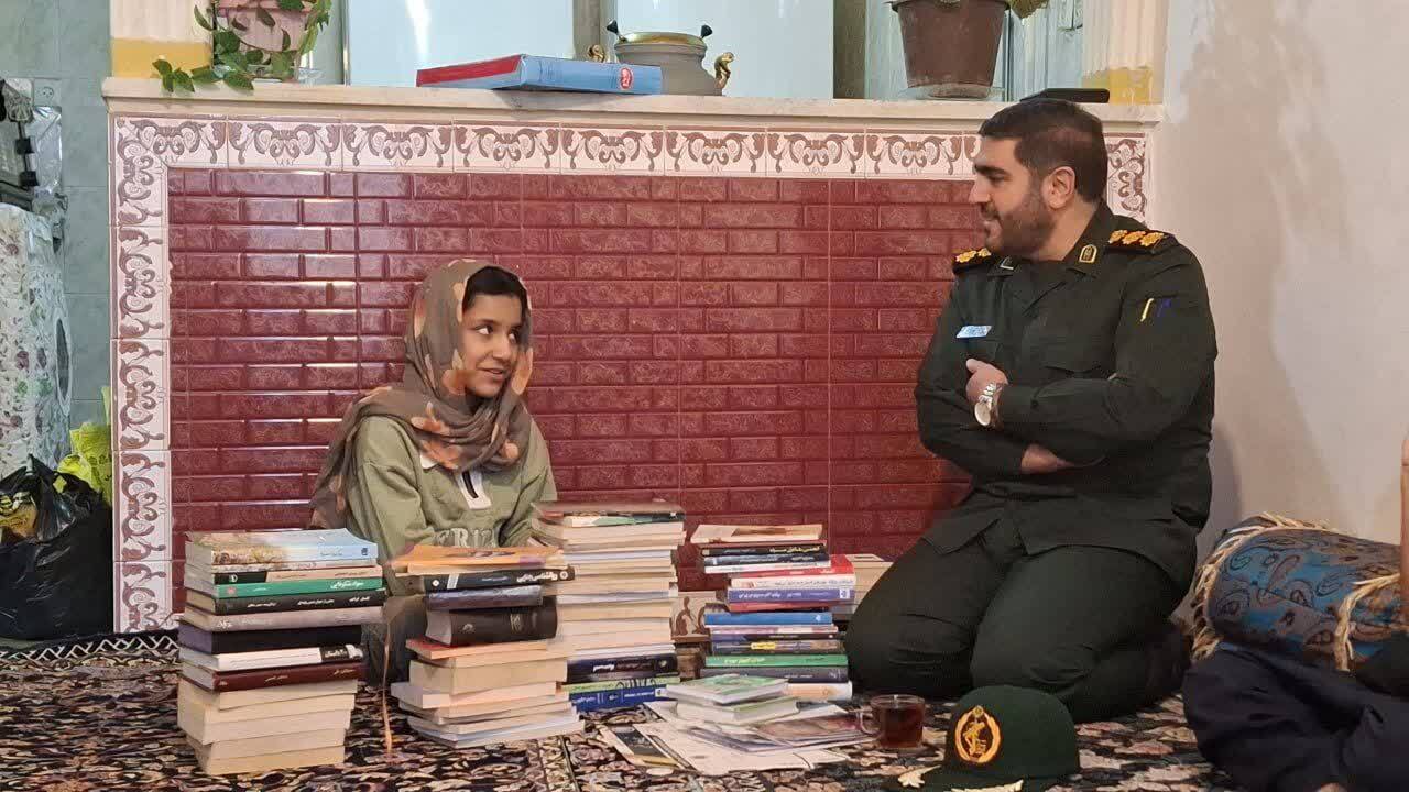 تجلیل فرمانده سپاه پاوه از مادر نمونه شهرستان
