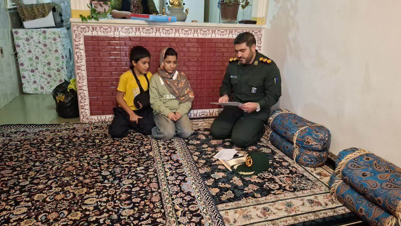 تجلیل فرمانده سپاه پاوه از مادر نمونه شهرستان