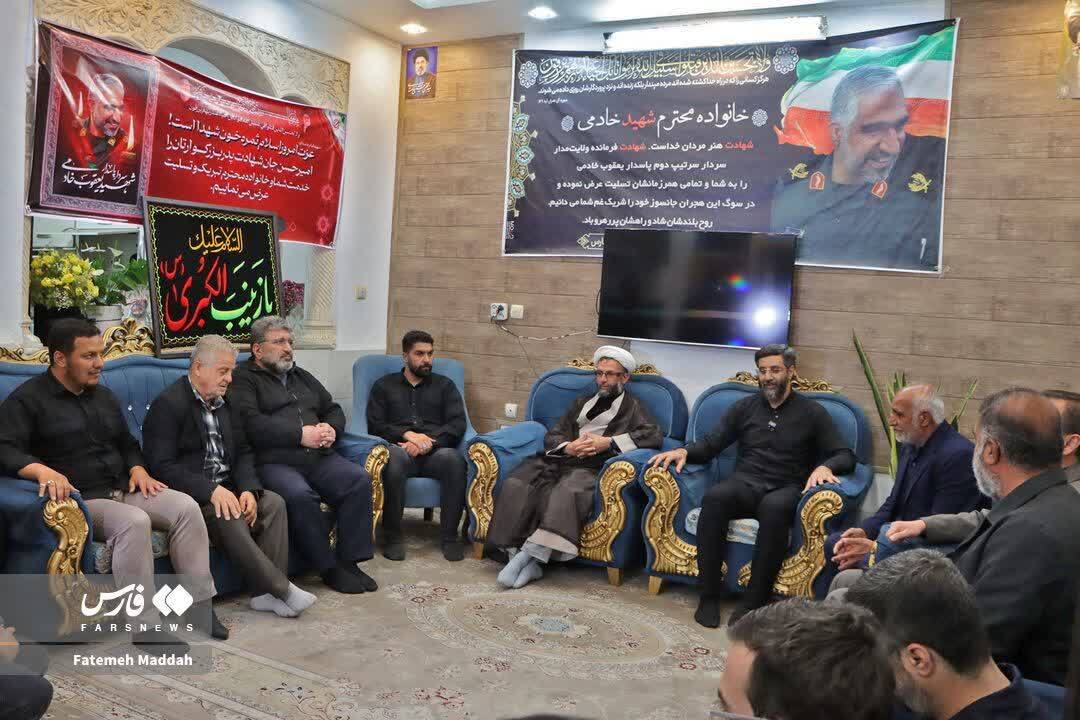 دیدار نماینده مقام معظم رهبری با خانواده سردار شهید یعقوب خادمی دیدار نماینده مقام معظم رهبری با خانواده سردار شهید یعقوب خادمی