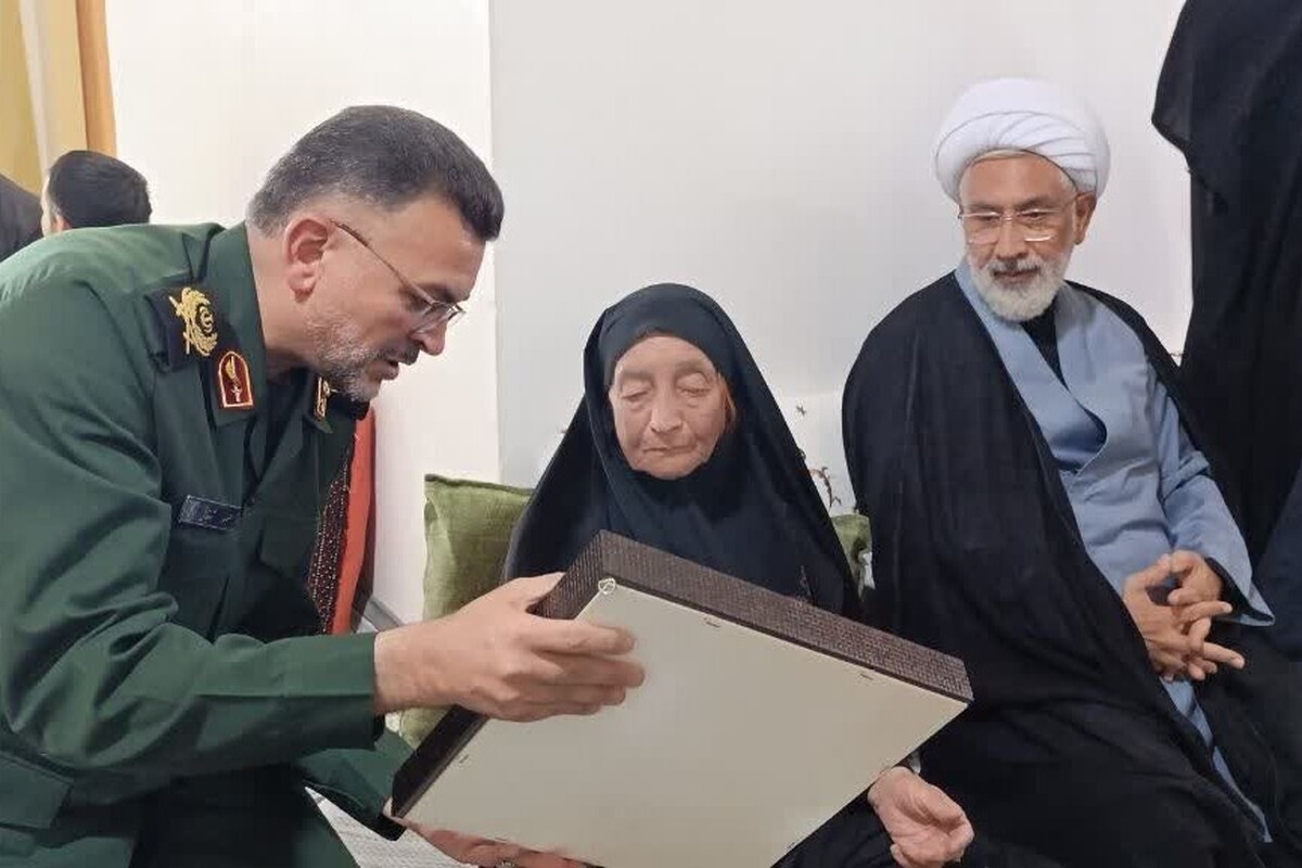 دیدار فرمانده سپاه قائم استان سمنان با خانواده شهید &laquo;محمدرضا ابراهیمی&raquo; در شاهرود