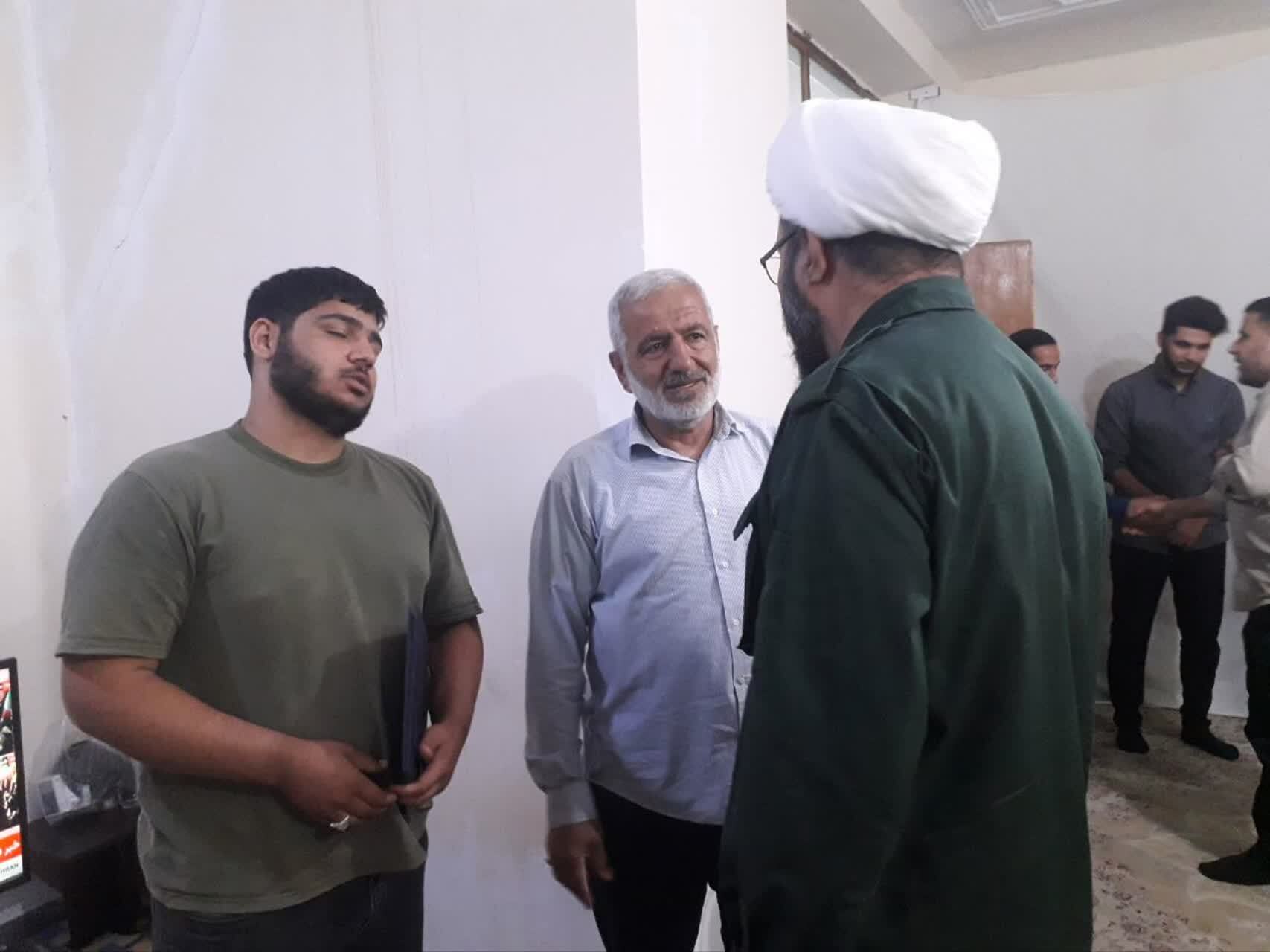 دیدار و سرکشی مسئول دفترنمایندگی ولی فقیه در سپاه خوزستان با خانواده سرگرد پاسدار شهید عظیم رضایی دیدار و سرکشی مسئول دفترنمایندگی ولی فقیه در سپاه خوزستان با خانواده سرگرد پاسدار شهید عظیم رضایی