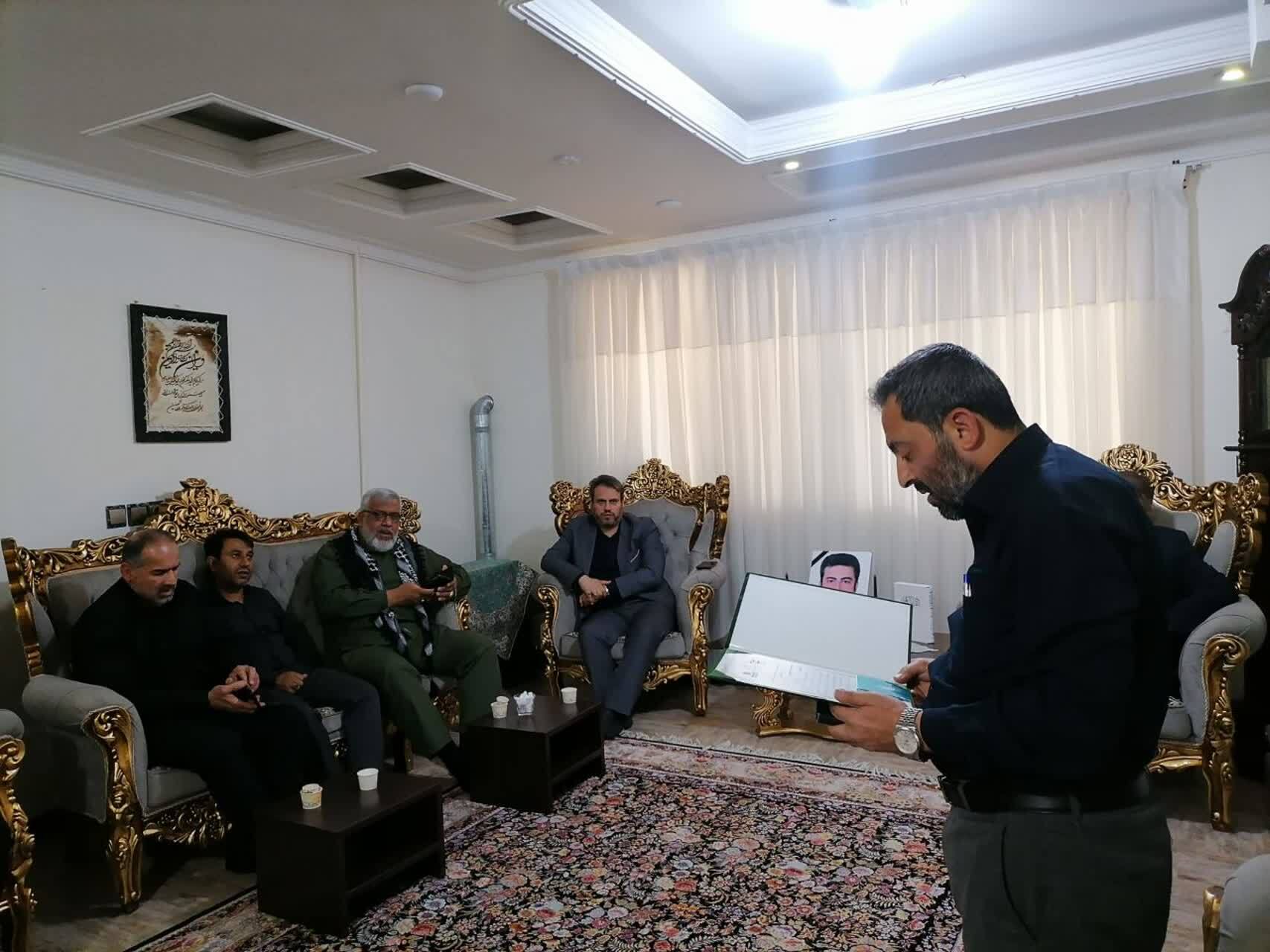 مدیر کل اداره کار استان وشورای سازمان با خانواده کارگرشهید رمضان ویسی تبار دیدار کردند مدیر کل اداره کار استان وشورای سازمان با خانواده کارگرشهید رمضان ویسی تبار دیدار کردند