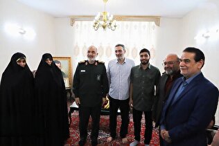 دیدار فرمانده شهید سپاه با خانواده مسیح کردستان