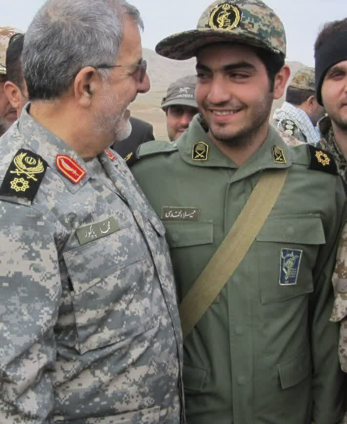 تصویری از شهیدتخریبچی، میلاد محمدی در کنار فرمانده شهید کل سپاه تصویری از شهیدتخریبچی، میلاد محمدی در کنار فرمانده شهید کل سپاه