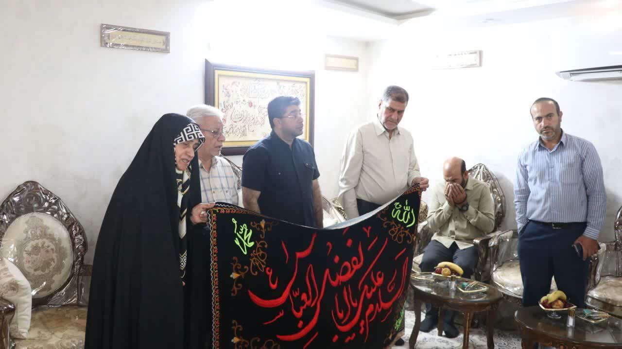 دیدار فرمانده و جمعی از شورای فرماندهی لشکر ۱۴ امام حسین (ع) با خانواده شهیدان امینی و شیخ کوپایی دیدار فرمانده و جمعی از شورای فرماندهی لشکر ۱۴ امام حسین (ع) با خانواده شهیدان امینی و شیخ کوپایی