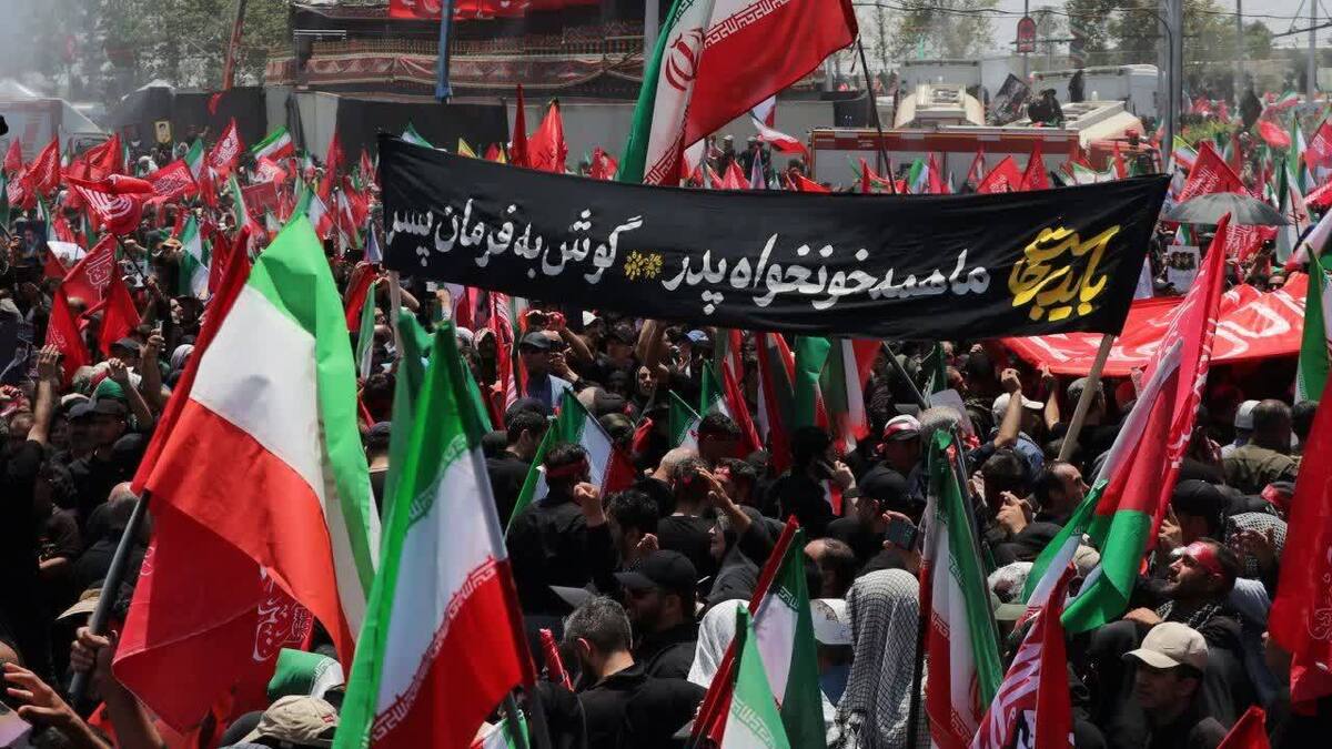 عزاداری و خونخواهی مردم دارالارشاد استان اردبیل و بدرقه پیکر مطهر &laquo;آقای شهید ایران&raquo; در خیابان آزادی تهران