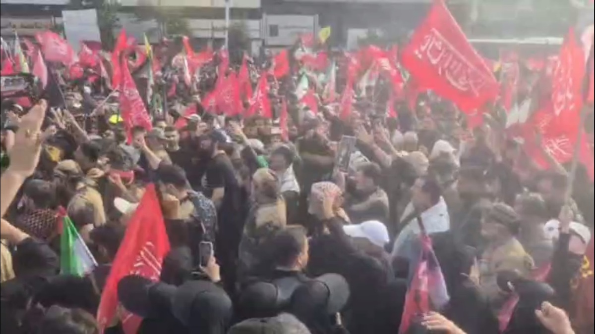 لرستانی ها با سر و پیکری گِل مالی شده در مراسم تشییع پیکر مطهر رهبر شهید انقلاب در میدان انقلاب
