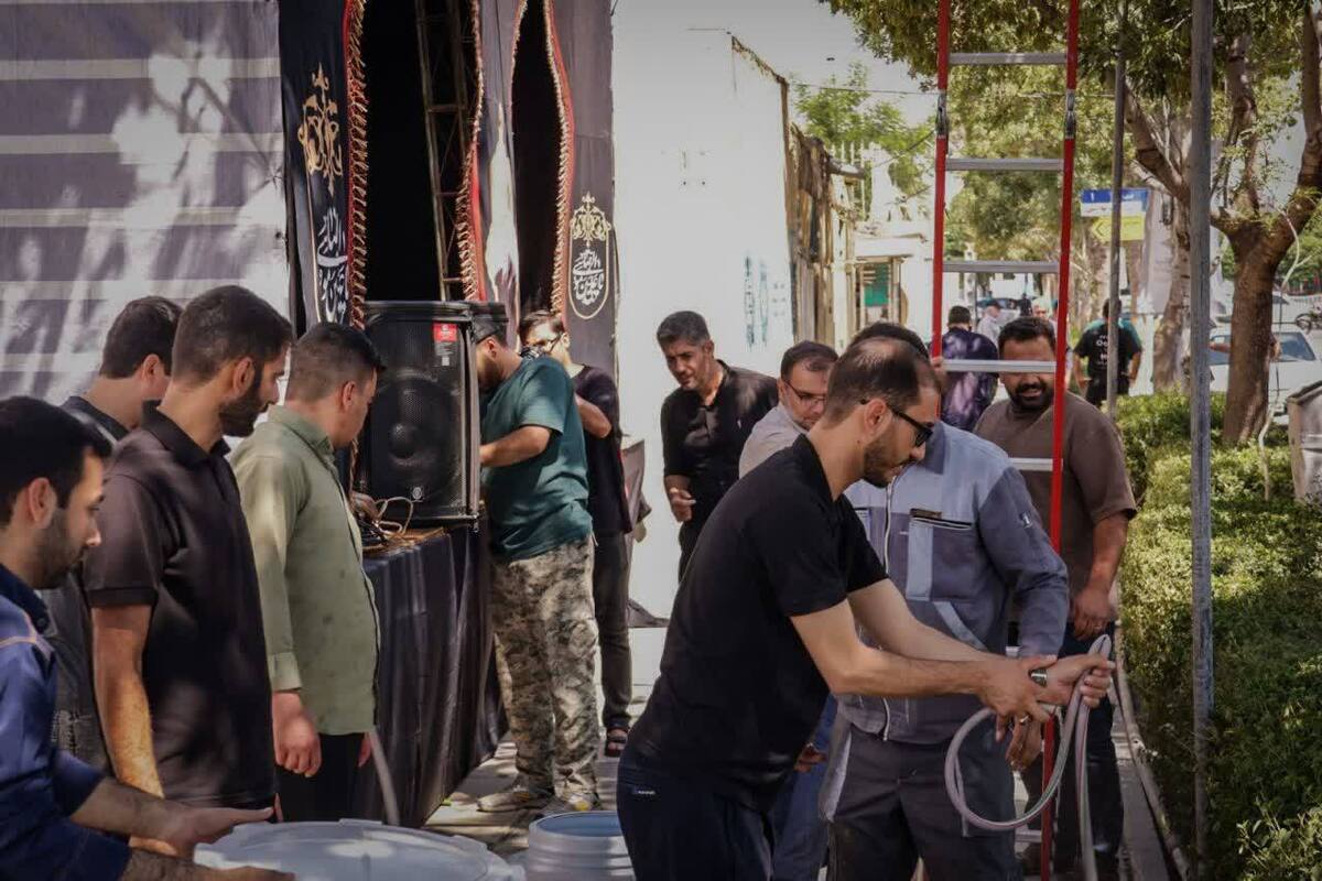 مراحل تکمیل و تجهیز چایخانه به همت  جهادگران مواکب کرمانی در پنجمین روز خدمت به زائران بدرقه آقای شهید ایران