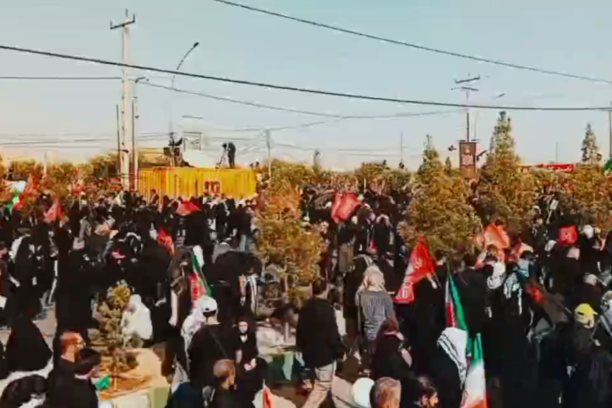 سیل عظیم جمعیت تشیع امروز رهبر در قم از مسجد جمکران به سوی حرم مطهر حضرت معصومه(س)