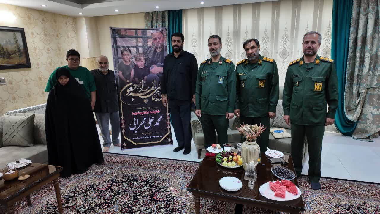 دیدار فرمانده سپاه حضرت روحالله استان مرکزی با خانواده شهیدان قاسم عزیزی و محمدعلی محرابی دیدار فرمانده سپاه حضرت روحالله استان مرکزی با خانواده شهیدان قاسم عزیزی و محمدعلی محرابی
