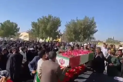 قابی ماندگار از حماسه حضور مَردمانِ فاریاب در مراسم تشییع شـهدای گمنام