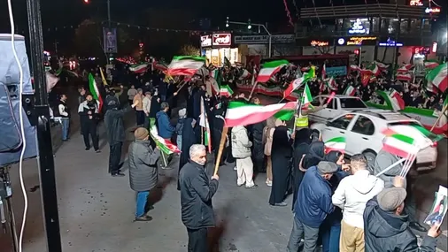 حضور پرشور مردم منطقه ۱۳ اصفهان امشب در زیر موشک باران دشمن آمریکایی صهیونی
