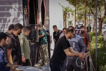 مراحل تکمیل و تجهیز چایخانه به همت  جهادگران مواکب کرمانی در پنجمین روز خدمت به زائران بدرقه آقای شهید ایران