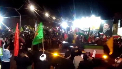 احترام نظامی مردم شهیدپرور اصفهان به رژه خودرویی رزمندگان لشکر ۱۴ امام حسین (ع) در تجمع شب گذشته اصفهان