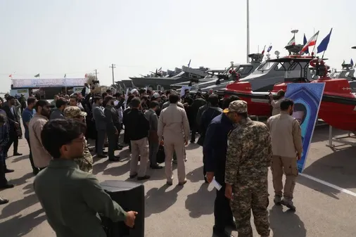 مستند بازدید جمعی از اصحاب رسانه و نخبگان کشوری از ناو پهپادبر شهید بهمن باقری