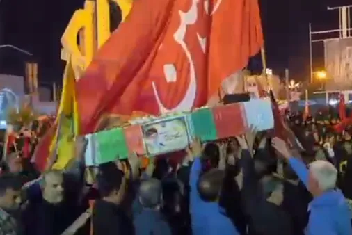 تشییع نمادین پیکر مطهر امام شهید و خانواده پاکشان بر روی دستان مردم انقلابی کازرون