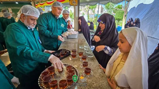 خادمی رزمندگان، بسیجیان و پیشکسوتان لشکر مقدس ۱۴ امام حسین علیه&zwnj;السلام اصفهان در چایخانه&zwnj;های حضرت رضا علیه&zwnj;السلام