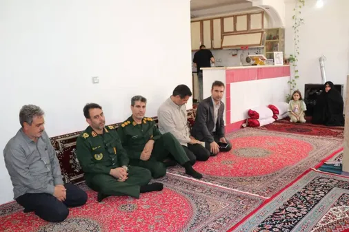دیدار فرمانده سپاه انصارالمهدی (عج) استان زنجان به همراهی جمعی از مسئولان سپاه با خانواده شهید والامقام رضا خلیلی