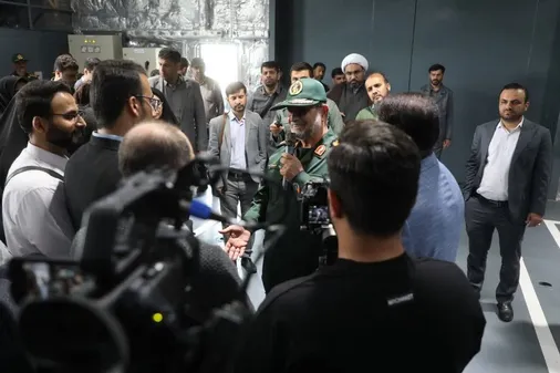 بازدید جمعی از اصحاب رسانه و نخبگان کشور از آخرین دستاوردهای دفاعی نیروی دریایی سپاه