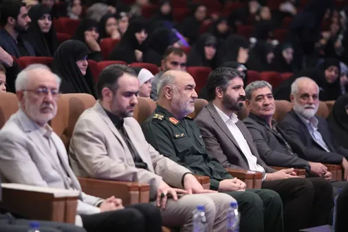 تقریظ رهبر انقلاب بر سه کتاب &laquo;هواتو دارم&raquo;، &laquo;مجید بربری&raquo; و &laquo;بیست سال و سه روز&raquo; در رویداد ملی قهرمان انجام شد