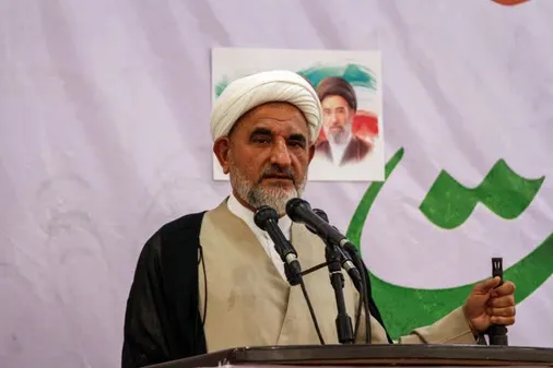 تأکید امام جمعه موقت بندرعباس بر انسجام ملی و افشای توحش تمدنی آمریکا در خطبه نماز جمعه