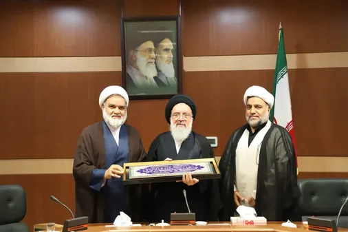 دیدار فرمانده تیپ مستقل ۸۳ امام جعفر صادق عليه&zwnj;السلام با آیت الله سید احمد خاتمی، عضو جامعه&zwnj; مدرسین&zwnj; حوزه&zwnj; علمیه&zwnj; قم&zwnj;