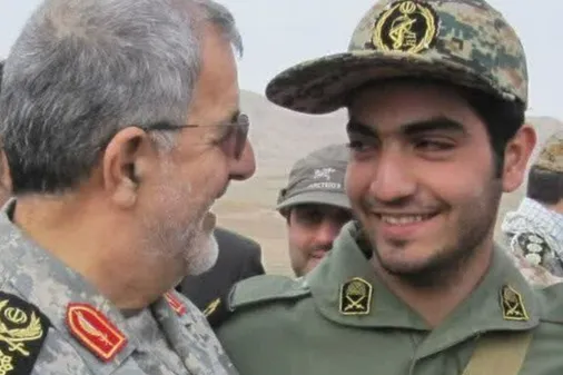 تصویری از شهیدتخریب&zwnj;چی، میلاد محمدی در کنار فرمانده شهید کل سپاه