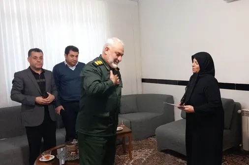 دیدار فرمانده سپاه گیلانغرب بهمراه فرماندار شهرستان با خانواده معظم شهداء