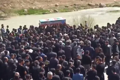 پیکر سرباز شهید &laquo;علی صفری کاجی&raquo; در زادگاهش شهر کاج با استقبالی بی نظیر تشییع و خاکسپاری شد