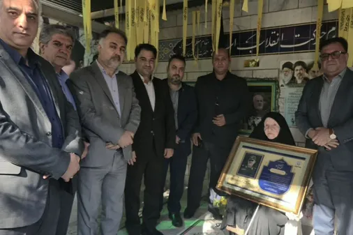 غبارروبی مزار شهید سپهبد محمد پاکپور در روستای دهسد با حضور مدیران حوزه اقتصادی استان مرکزی