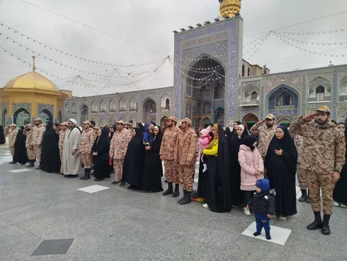 جمعی از سربازان متاهل قرارگاه منطقه&zwnj;ای ثامن&zwnj;الائمه به حرم مطهر رضوی مشرف شدند