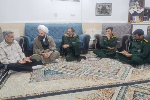 ترویج فرهنگ ایثار و تاکید بر وحدت و همدلی در دیدار با خانواده معظم شهدا ترور  در زاهدان